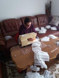 Graduate from Zene za Zene sewing masks to support COVID-19 efforts