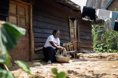Faida washing clothes