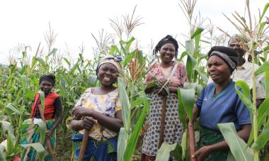 Rwanda women in field
