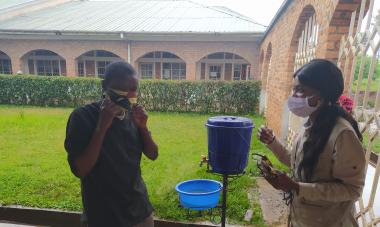 At a workshop on COVID-19 in the DRC, staff learn about proper mask usage.