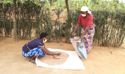 Jeanine shows her commodities to a customer