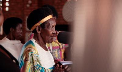 Participant from Rwanda Program, at a microphone. Photo credit: Aidan O'Neill