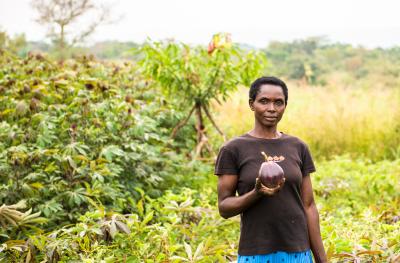 DRC Woman Holding fruit